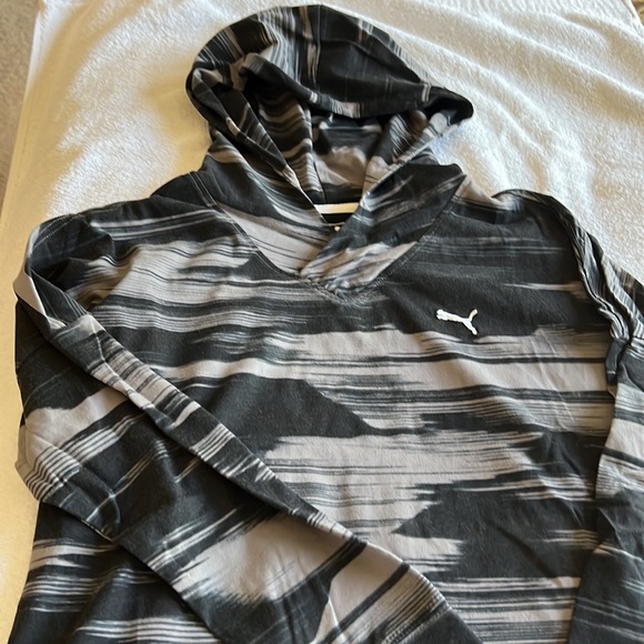 Women’s Puma workout hooded long sleeve top in black and gray. - Picture 2 of 4